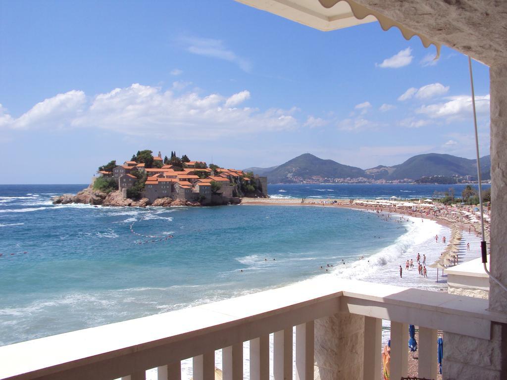 Beachfront First Line View Sveti Stefan Room photo
